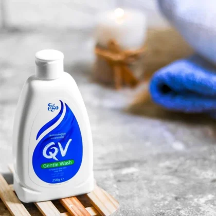 غسول كيوفي QV لتنظيف البشرة الحساسة والجافة 250 غرام من QV أصلي 100% | متوفر لدى صيدلية البحرين في الموصل بالعراق