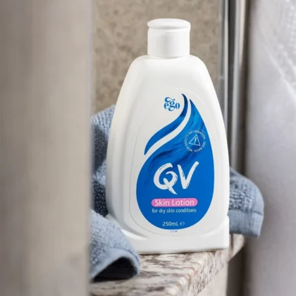 لوشن مرطب كيوفي QV ترطيب يومي للبشرة الجافة والحساسة 250 مل من QV أصلي 100% | متوفر لدى صيدلية البحرين في الموصل بالعراق