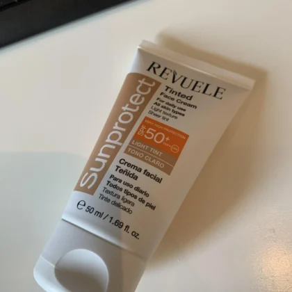 واقي شمس ملون ريفولي Revuele SPF 50+ لحماية وتوحيد لون البشرة 50 مل من Revuele أصلي 100% | متوفر لدى صيدلية البحرين في الموصل بالعراق