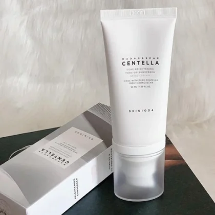 واقي شمس سكن 1004 SKIN1004 مادغاسكار سنتيلا لتفتيح البشرة SPF50+ حجم 50 مل من SKIN1004 أصلي 100% | متوفر لدى صيدلية البحرين في الموصل بالعراق